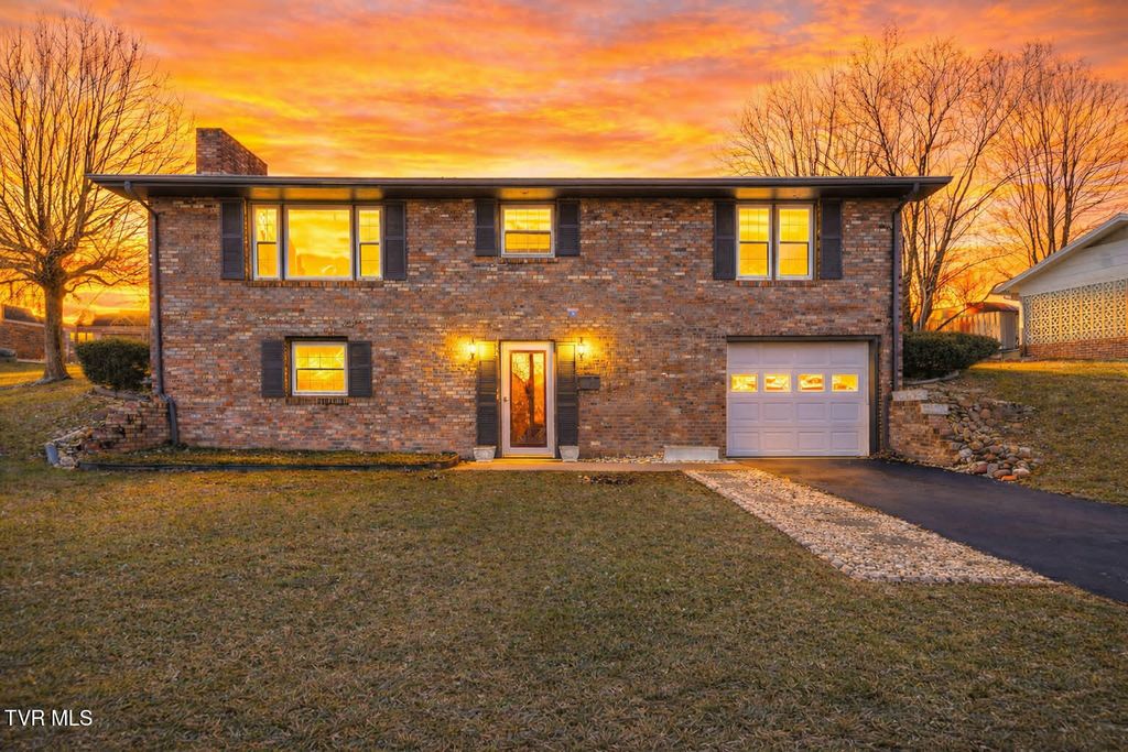 Photo of 844 Fain Avenue, Kingsport, TN 37660 (MLS # 9991210)