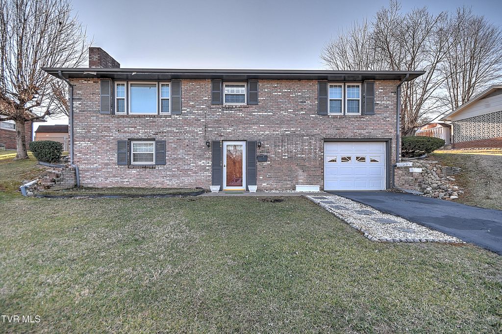 Photo of 844 Fain Avenue, Kingsport, TN 37660 (MLS # 9991210)