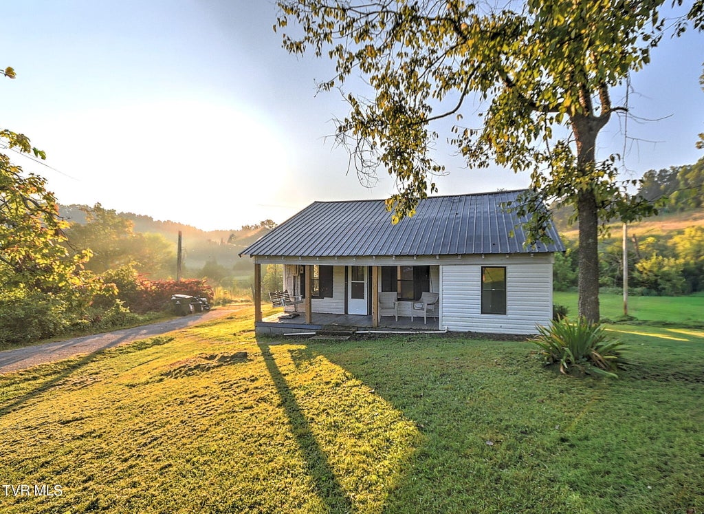 Photo of 218 Aa Deakins Road, Jonesborough, TN 37659 (MLS # 10000196)