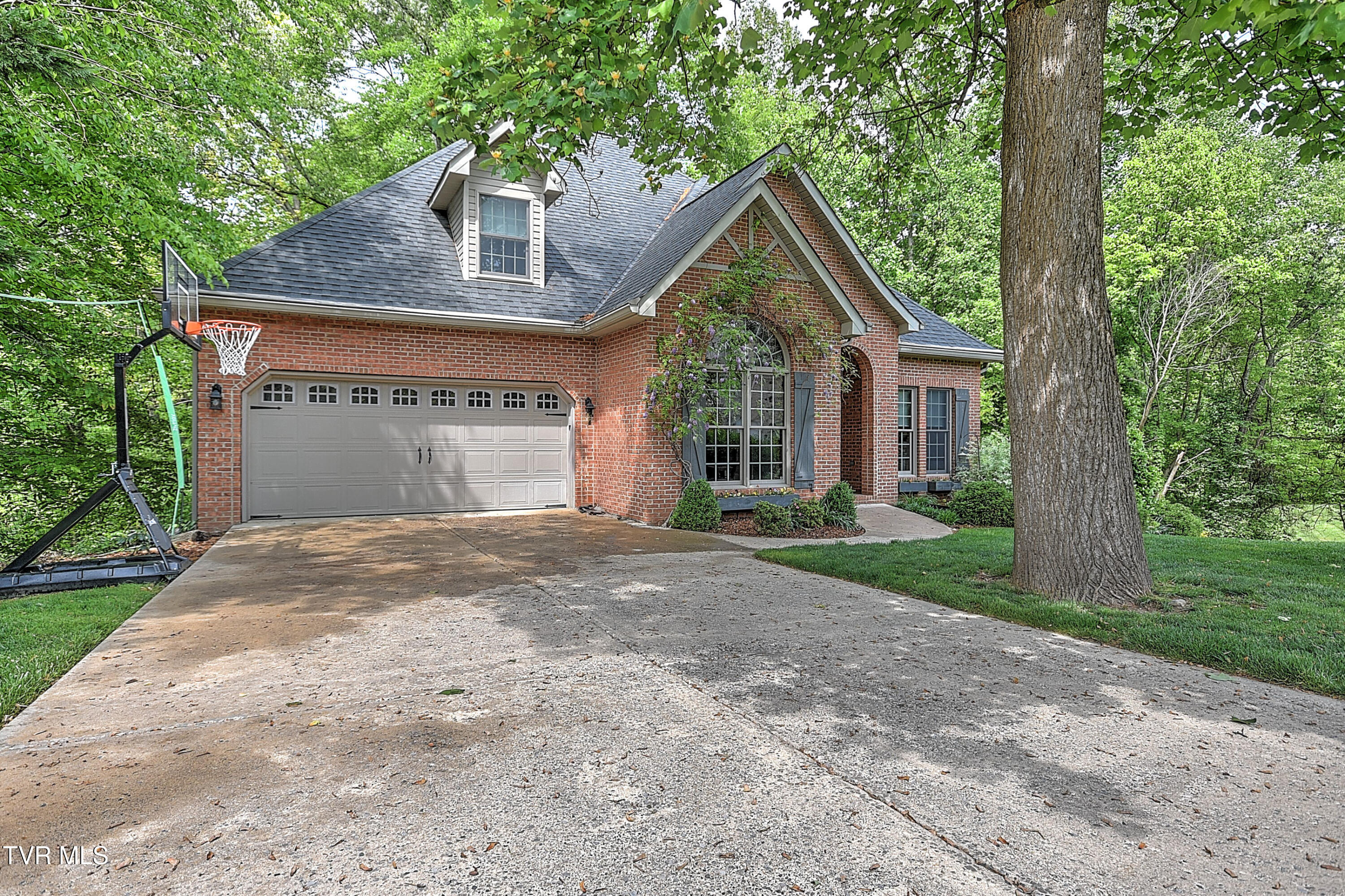 421 Arrowhead Drive