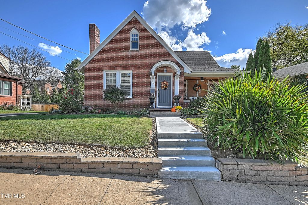 Photo of 724 Lawrence Avenue, Bristol, VA 24201 (MLS # 9987090)