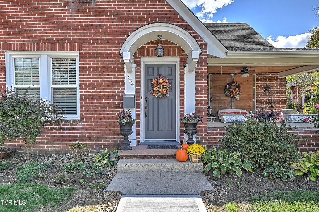 Photo of 724 Lawrence Avenue, Bristol, VA 24201 (MLS # 9987090)
