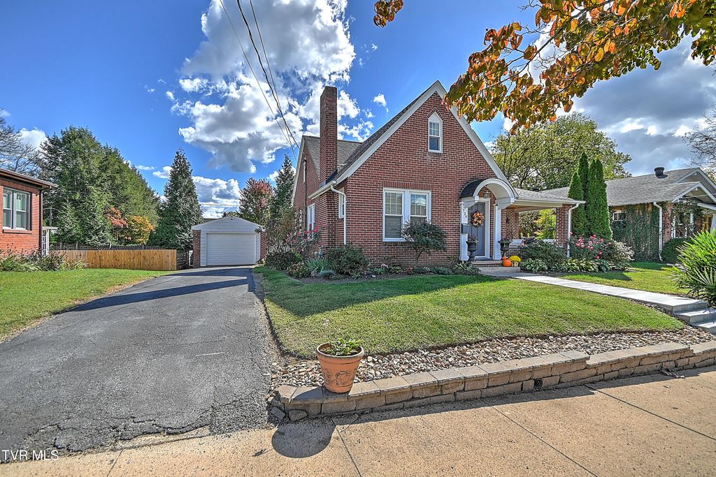 Photo of 724 Lawrence Avenue, Bristol, VA 24201 (MLS # 9987090)