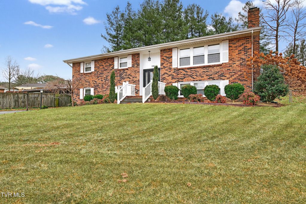 Photo of 195 Woodstock Lane Ln, Bristol, VA 24201 (MLS # 9988918)