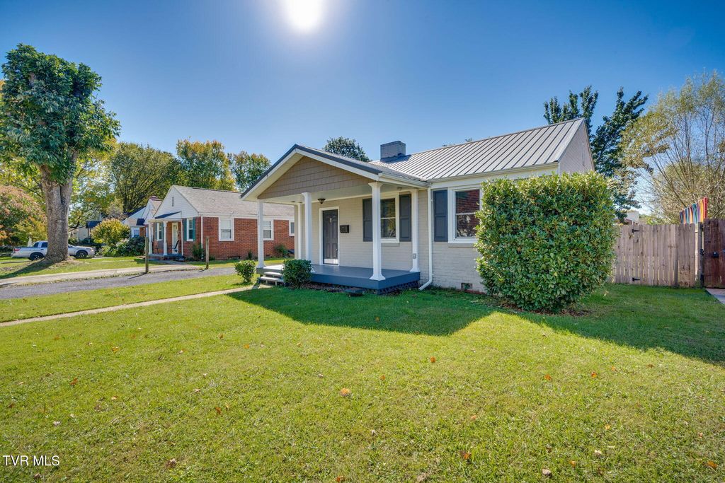 Photo of 1625 Carolina Avenue, Kingsport, TN 37664 (MLS # 9987287)