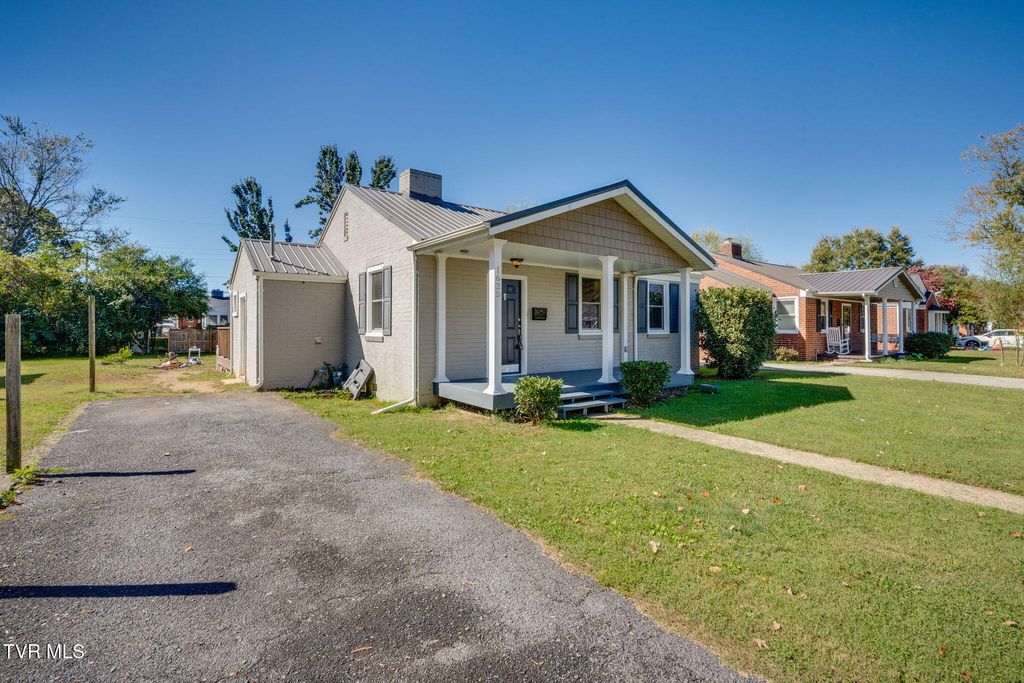 Photo of 1625 Carolina Avenue, Kingsport, TN 37664 (MLS # 9987287)