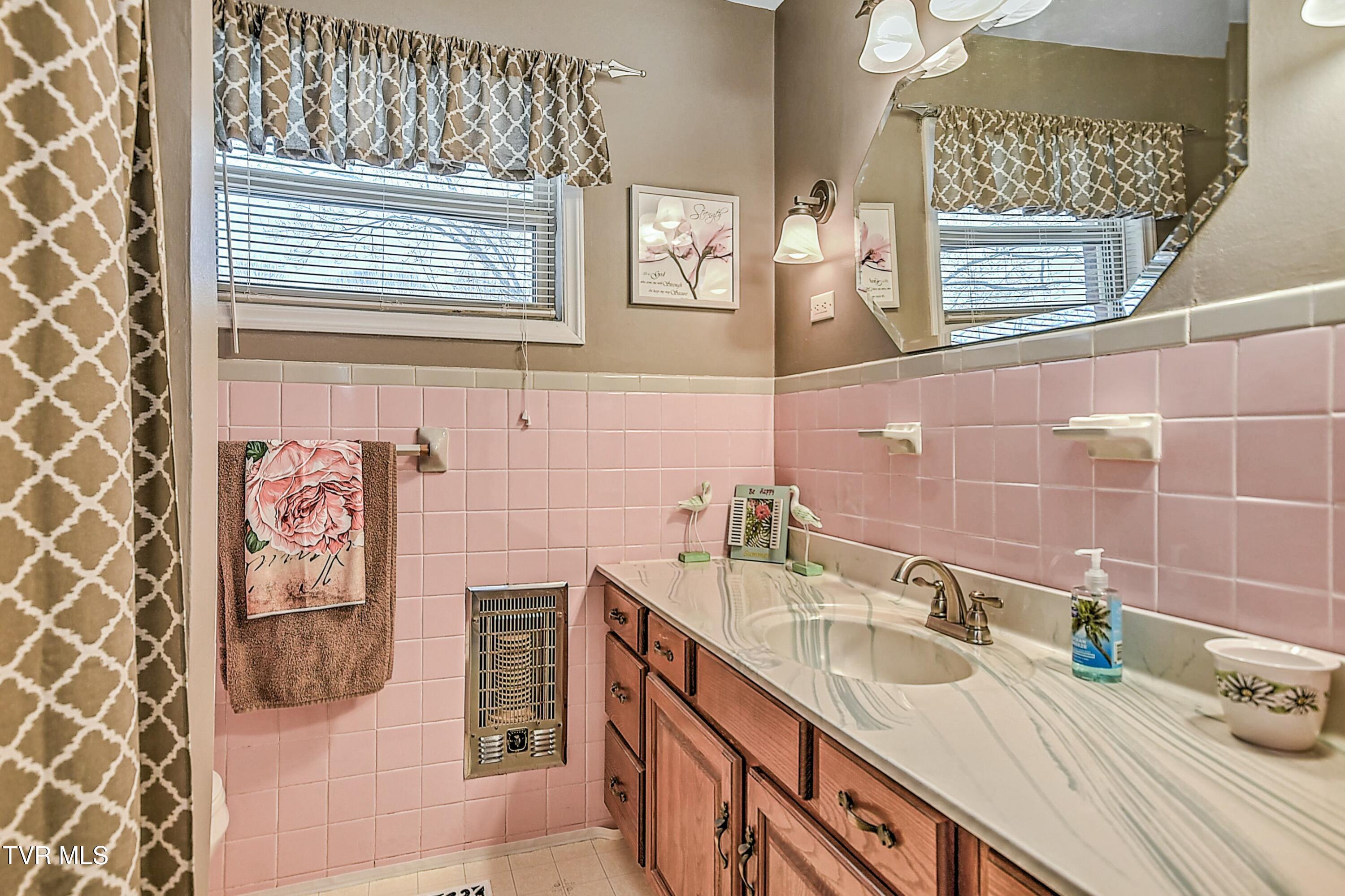 524 Navaho Trail, Bristol, Virginia image 17