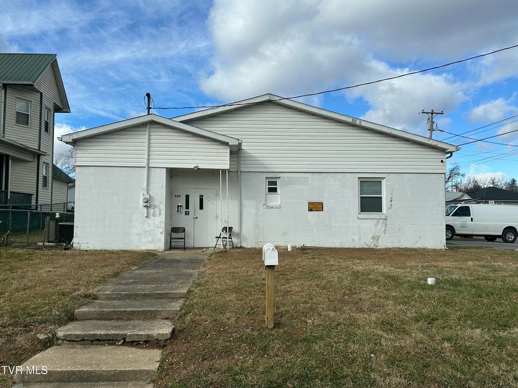 Photo of 300 Chilhowie Avenue, Johnson City, TN 37604 (MLS # 9989612)