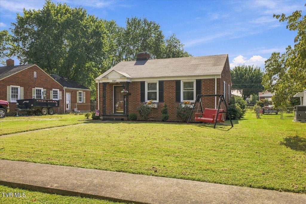 Photo of 1565 Pineola Avenue, Kingsport, TN 37664 (MLS # 10001216)