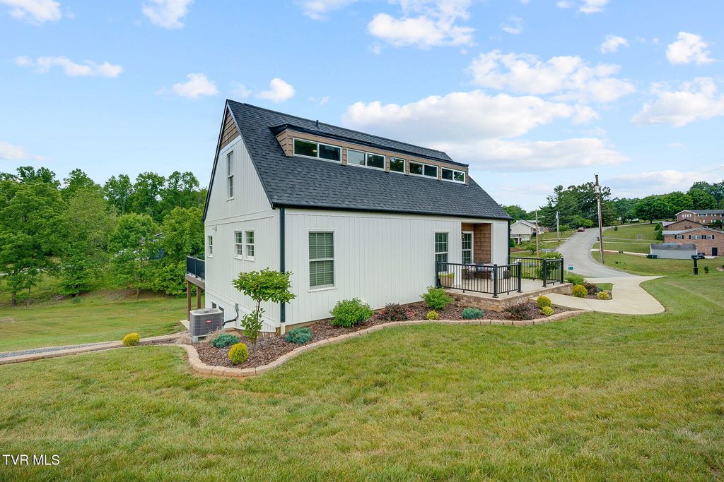 Photo of 512 Meadowlark Drive, Greeneville, TN 37743 (MLS # 9995934)