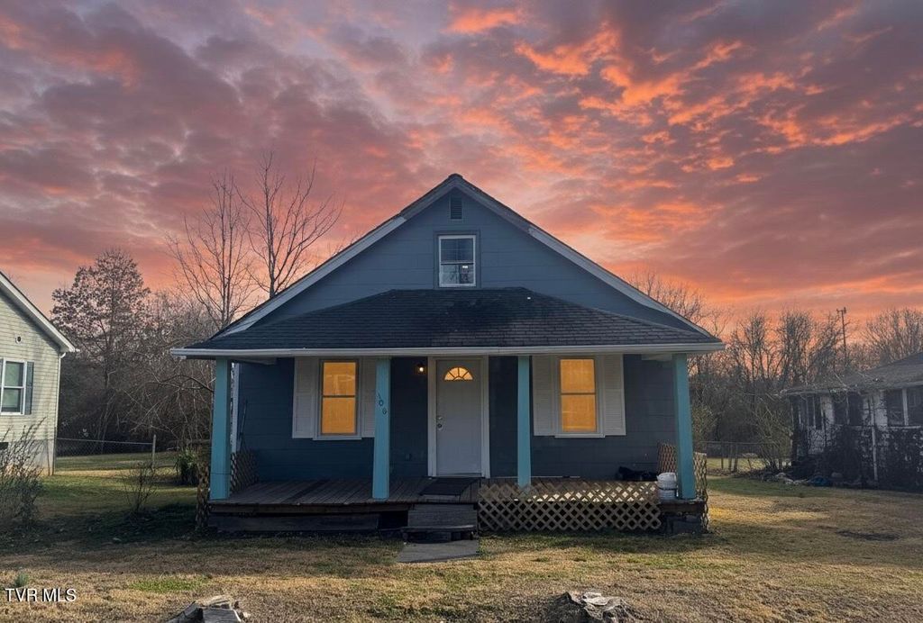 Photo of 108 Lakeview Street, Bristol, TN 37620 (MLS # 9989939)