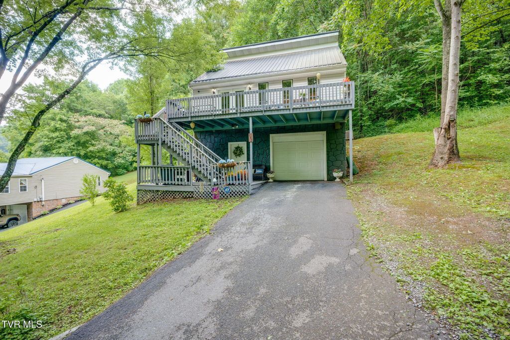 Photo of 133 Admiral Avenue, Elizabethton, TN 37643 (MLS # 9997149)