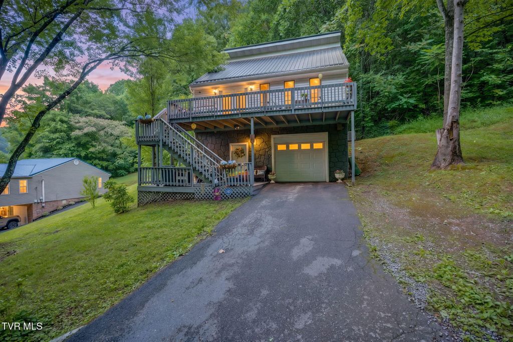 Photo of 133 Admiral Avenue, Elizabethton, TN 37643 (MLS # 9997149)