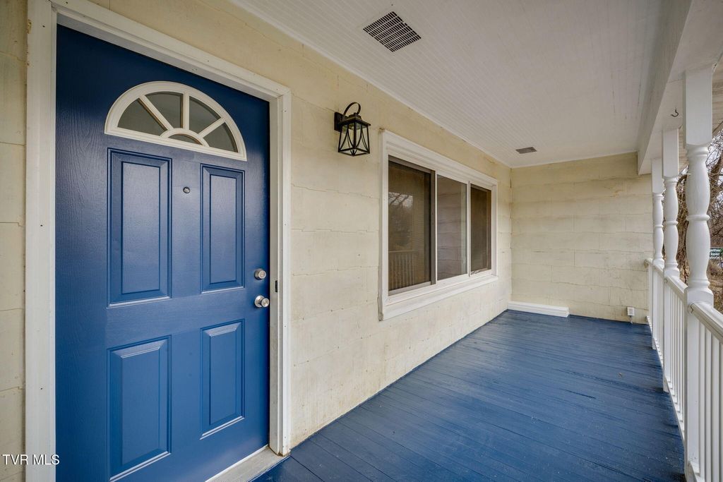 Photo of 977 Kinsler Pvt Lane, Kingsport, TN 37665 (MLS # 9991074)