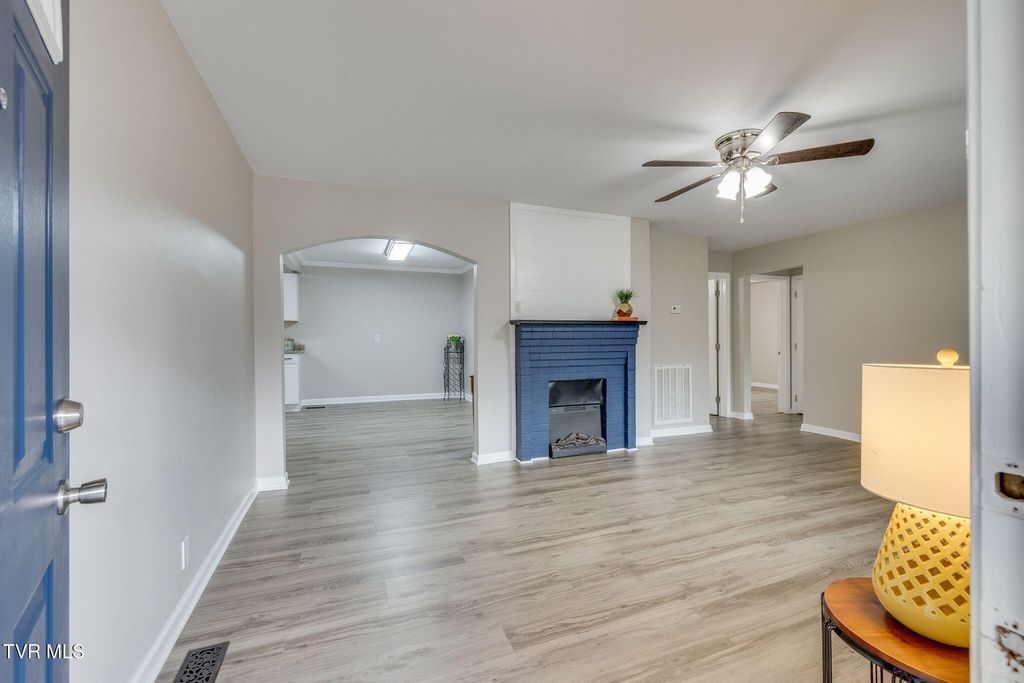 Photo of 977 Kinsler Pvt Lane, Kingsport, TN 37665 (MLS # 9991074)