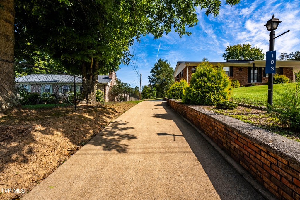 Photo of 103 Valley View Drive, Rogersville, TN 37857 (MLS # 10000349)