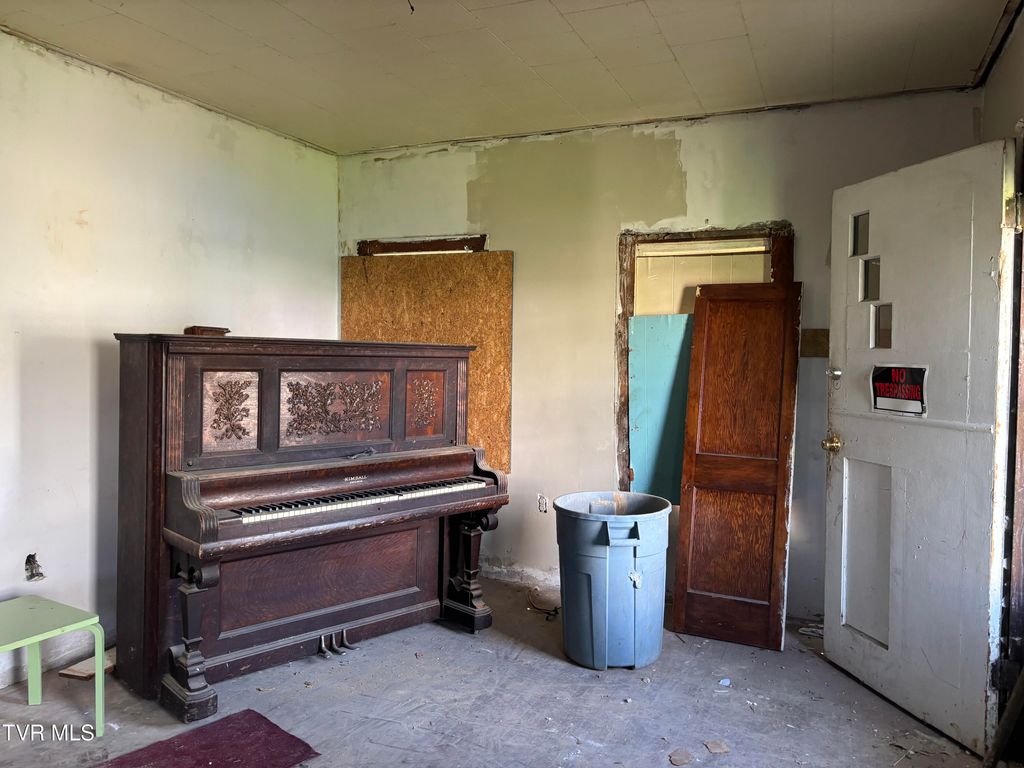 Photo of 540 Madison Street, Bristol, VA 24201 (MLS # 9980528)