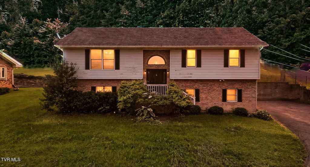 Photo of 1201 Eastbrook Drive, Kingsport, TN 37663 (MLS # 9985511)