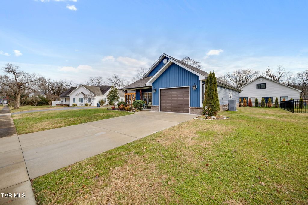 Photo of 1681 Virginia Avenue, Kingsport, TN 37664 (MLS # 9989241)