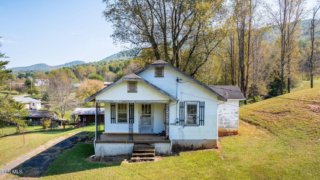 Photo of 105 Roy Bowers Road, Elizabethton, TN 37643 (MLS # 10002110)