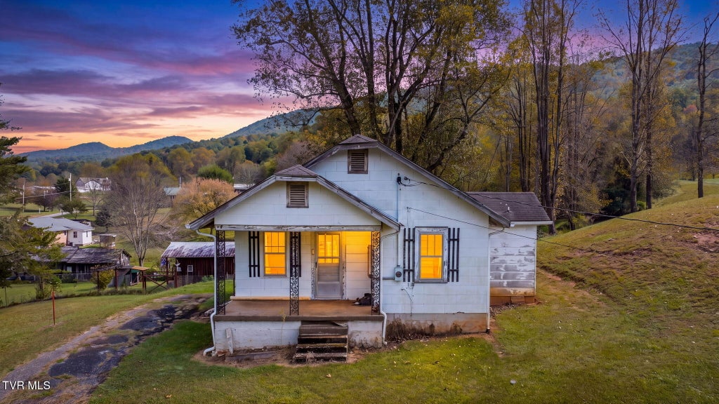 Photo of 105 Roy Bowers Road, Elizabethton, TN 37643 (MLS # 10002110)