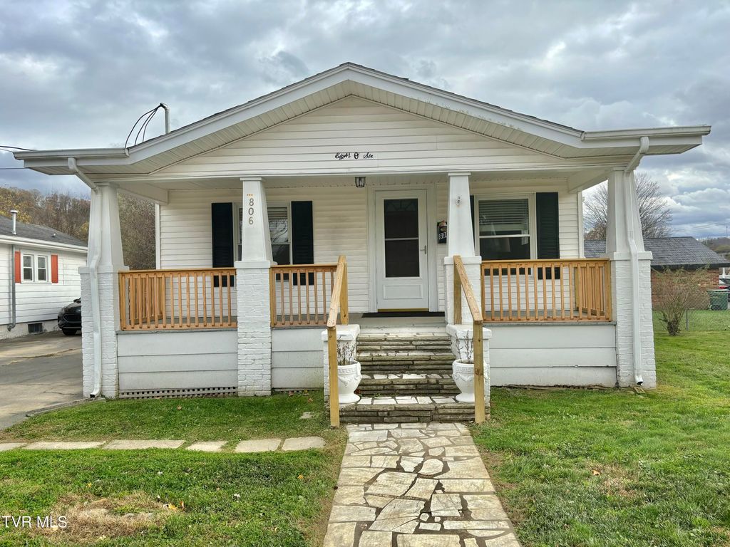 Photo of 806 B Street, Elizabethton, TN 37643 (MLS # 9984127)