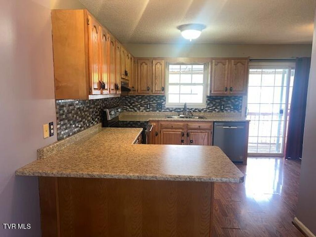 Photo of 219 Hunter Hills Circle #Apt 7, Bristol, TN 37620 (MLS # 9995529)
