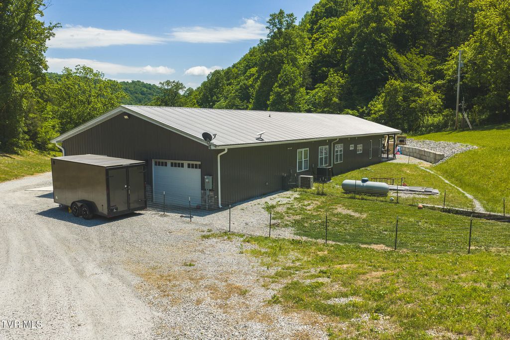Photo of 622 Earls Hollow Road, Speedwell, TN 37870 (MLS # 9995511)