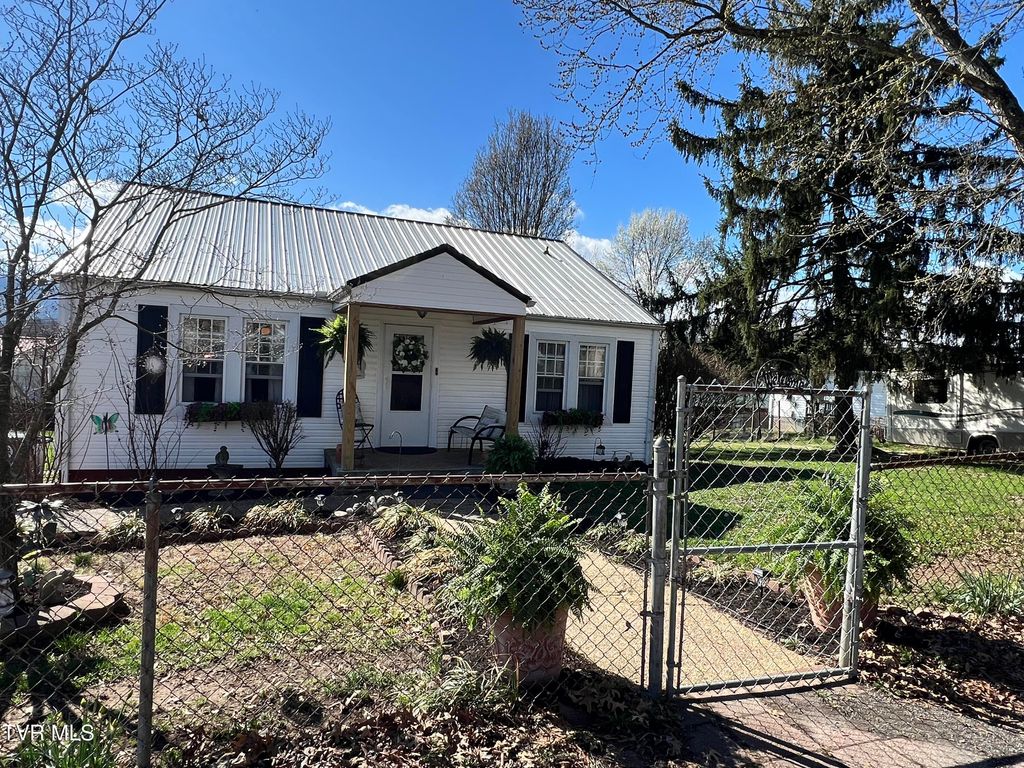 Photo of 424 Bay Street, Mount Carmel, TN 37645 (MLS # 9992116)