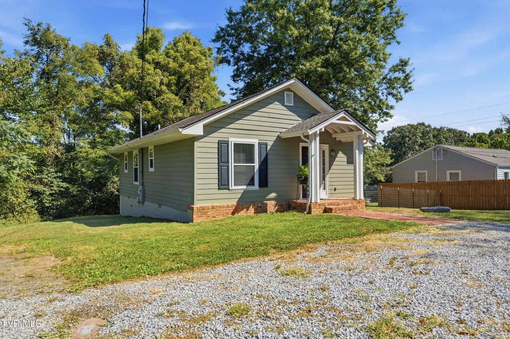 Photo of 179 Lynn Lane, Johnson City, TN 37604 (MLS # 10000445)