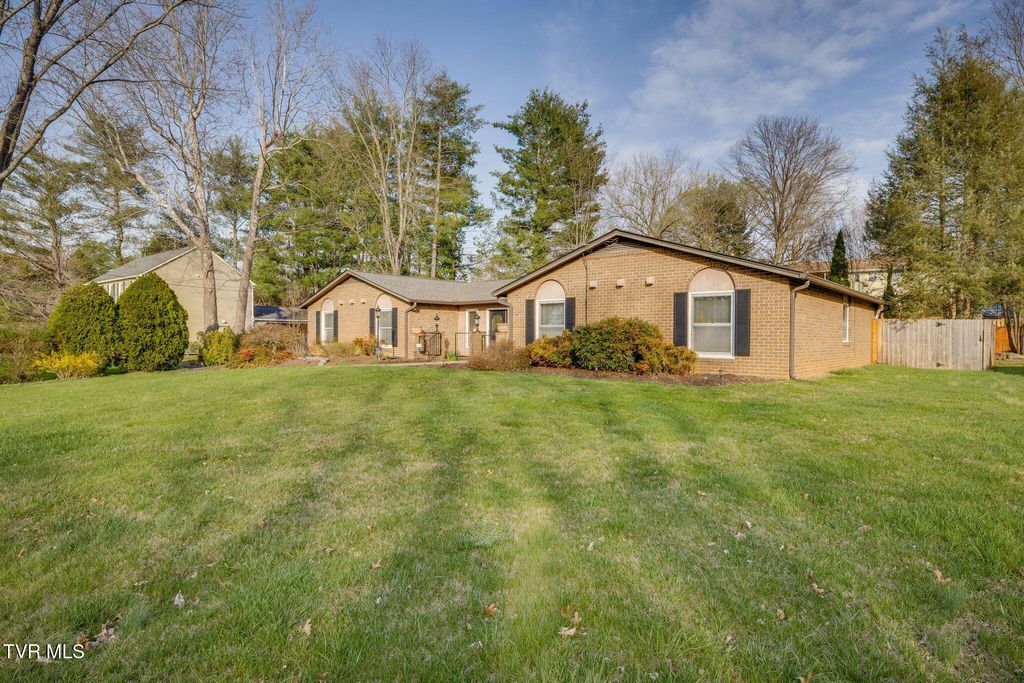 Photo of 1019 Somerset Drive, Johnson City, TN 37604 (MLS # 9992471)