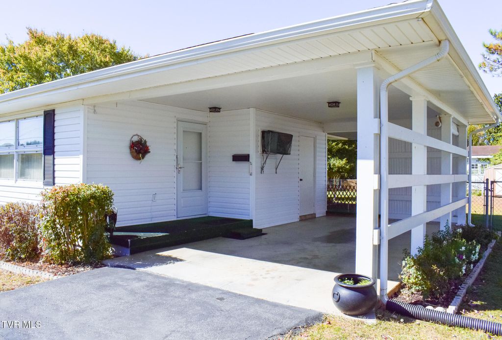Photo of 212 Hemlock Road, Bristol, TN 37620 (MLS # 9994656)