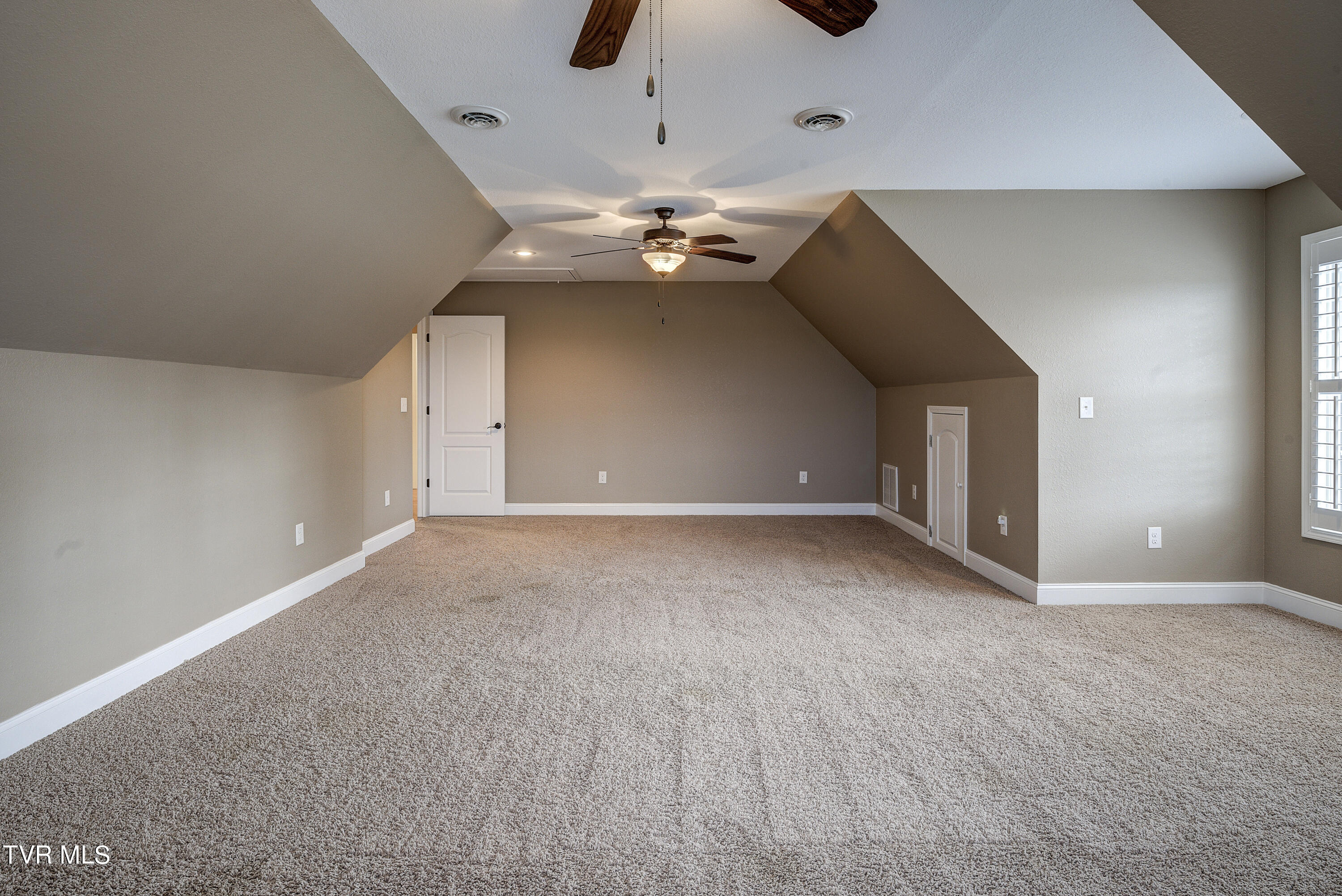 Bluff City, Tennessee 37618, United States, 3 Bedrooms Bedrooms, ,3 BathroomsBathrooms,Residential,Pending,53060