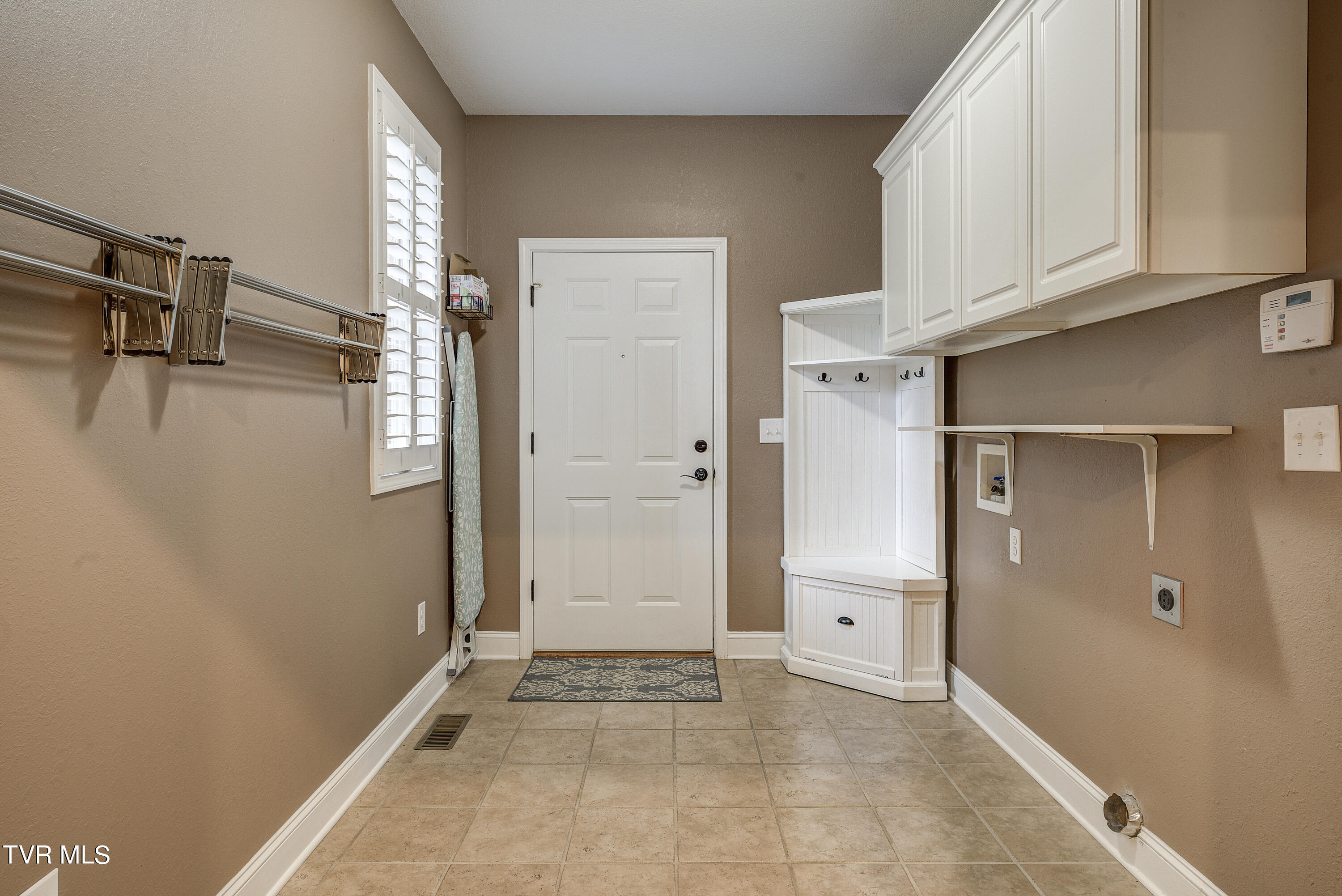 Bluff City, Tennessee 37618, United States, 3 Bedrooms Bedrooms, ,3 BathroomsBathrooms,Residential,Pending,53060