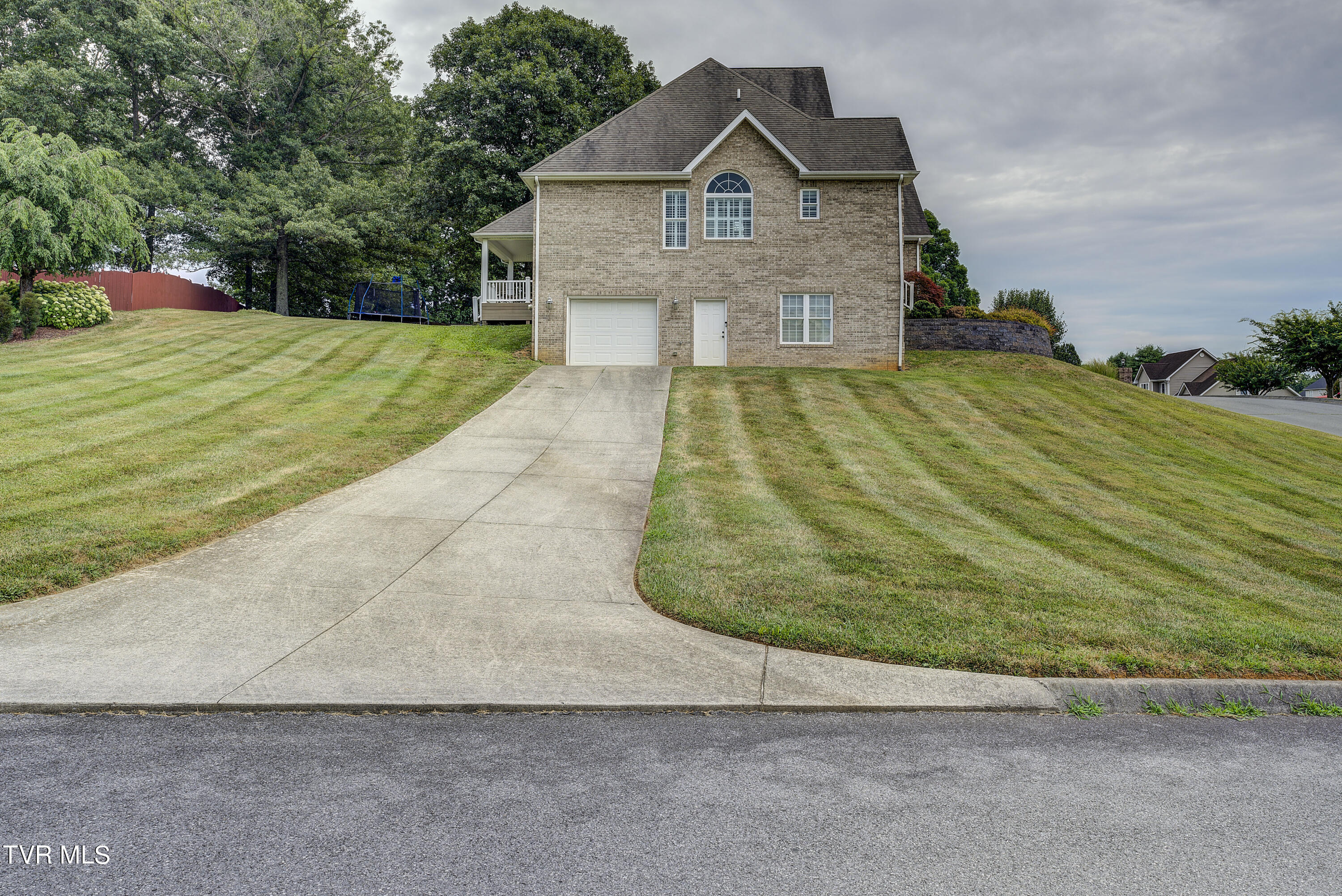 Bluff City, Tennessee 37618, United States, 3 Bedrooms Bedrooms, ,3 BathroomsBathrooms,Residential,Pending,53060