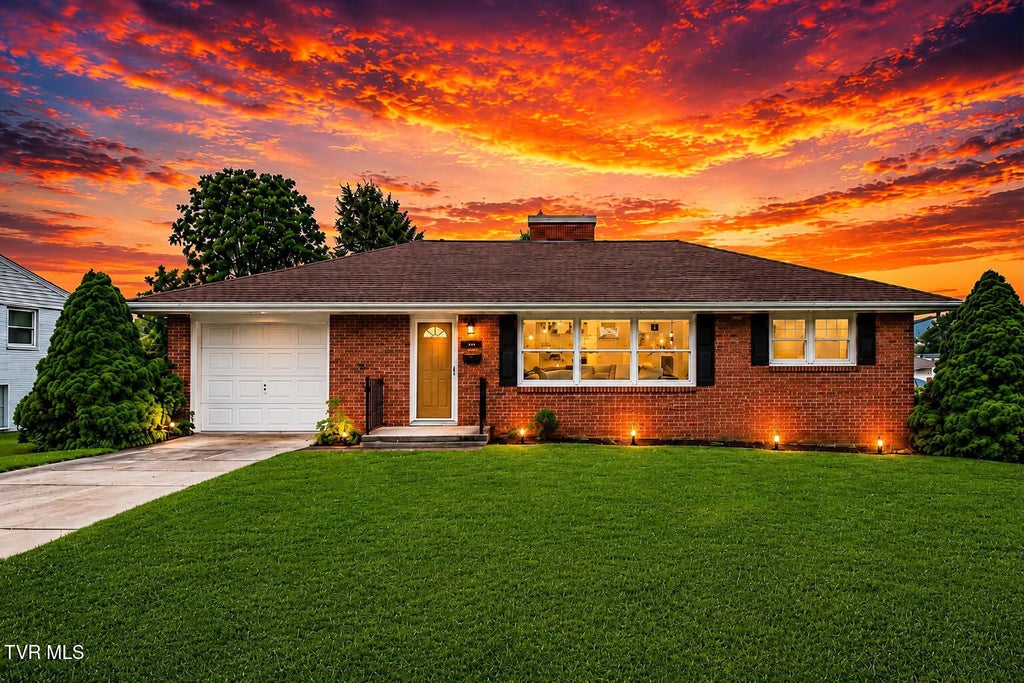 Photo of 916 Mimosa Drive, Kingsport, TN 37660 (MLS # 9996169)