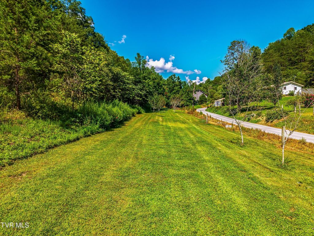 Photo of 2 Bear Paw Ln, Rogersville, TN 37857 (MLS # 9984864)