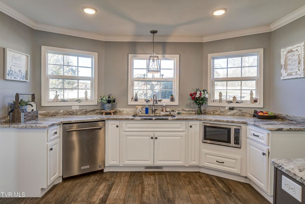 Photo of 308 Autumn Circle, Bluff City, TN 37618 (MLS # 9989559)