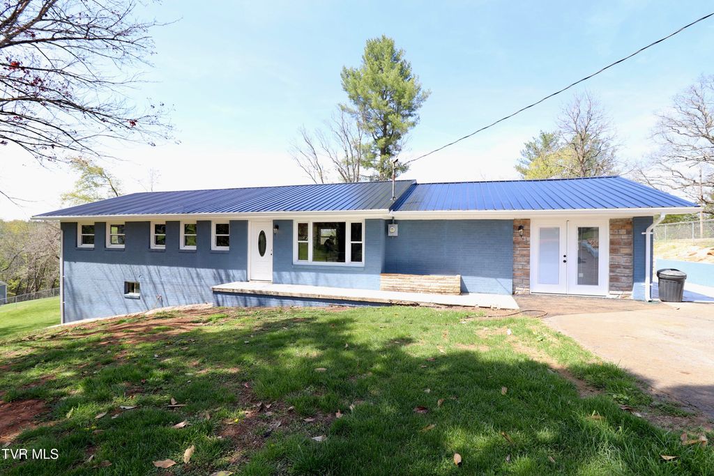 Photo of 8 Ridge St, Castlewood, VA 24224 (MLS # 9993937)