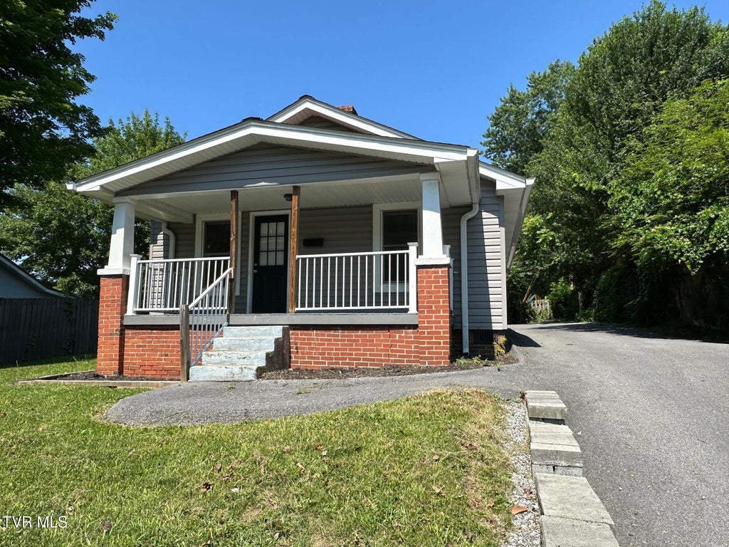 Photo of 2712 Fort Henry Drive, Kingsport, TN 37664 (MLS # 9997502)