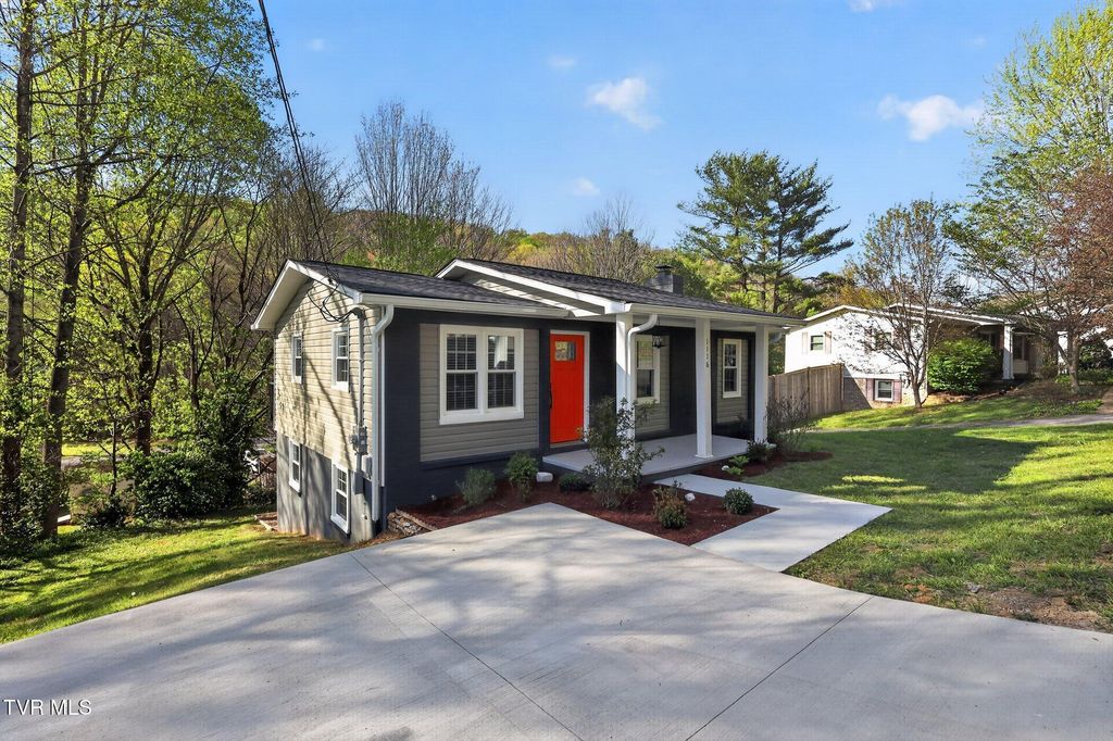 Photo of 1116 Berry Road, Elizabethton, TN 37643 (MLS # 9993742)