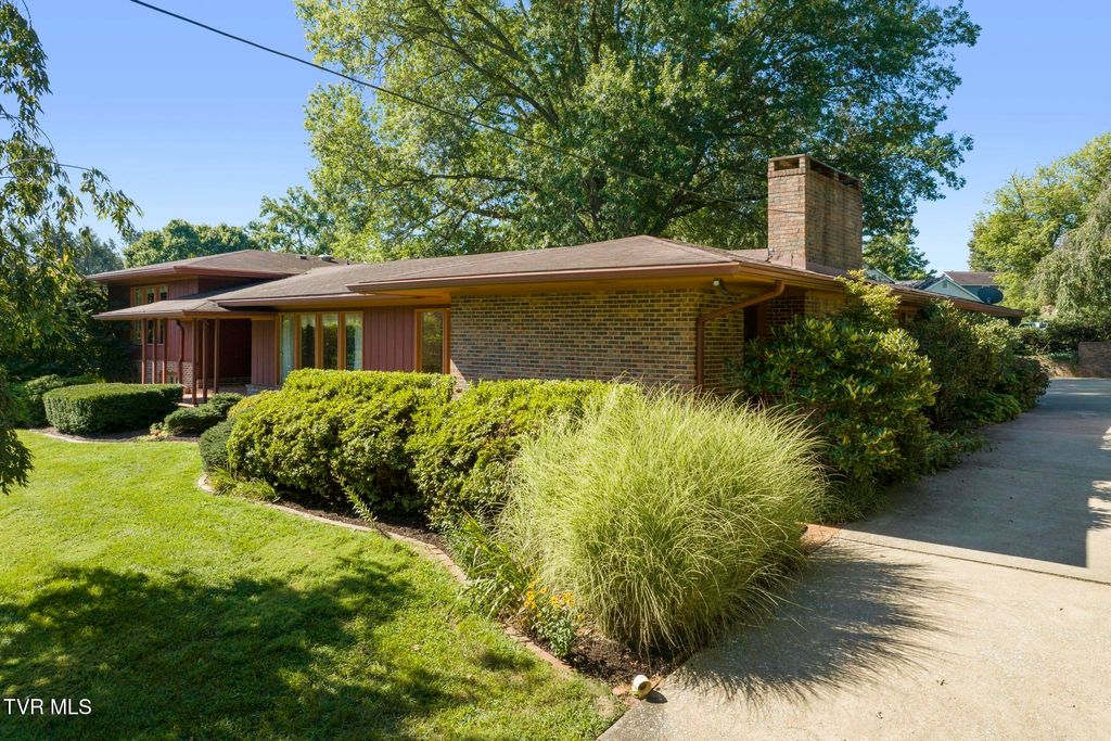 Photo of 909 Millercrest Drive, Johnson City, TN 37604 (MLS # 9985201)