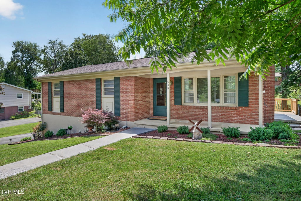 Photo of 302 Seminole Road, Bristol, VA 24201 (MLS # 9997125)