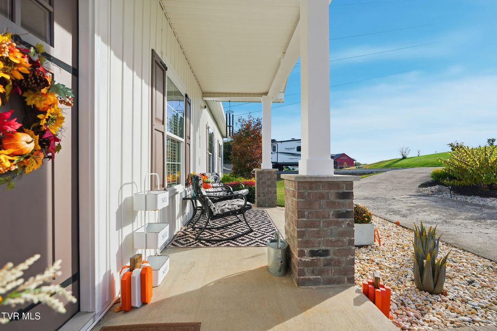 Photo of 4886 Eagle Pointe Drive, Kingsport, TN 37664 (MLS # 9986025)