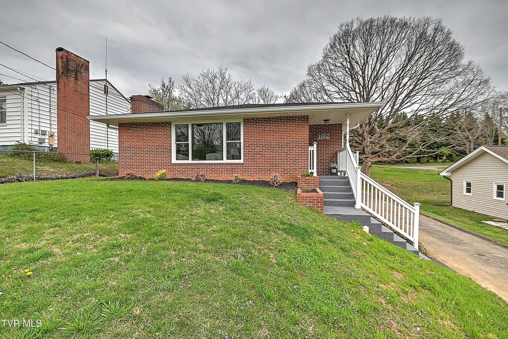 Photo of 1002 Lincoln Avenue, Johnson City, TN 37604 (MLS # 9993159)