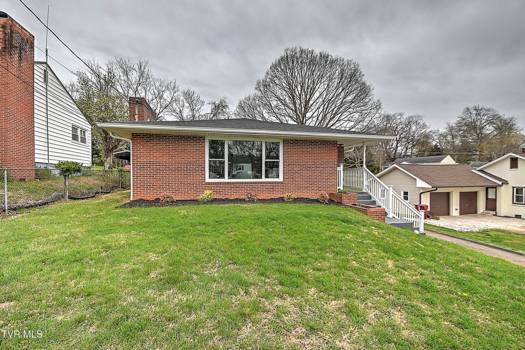 Photo of 1002 Lincoln Avenue, Johnson City, TN 37604 (MLS # 9993159)