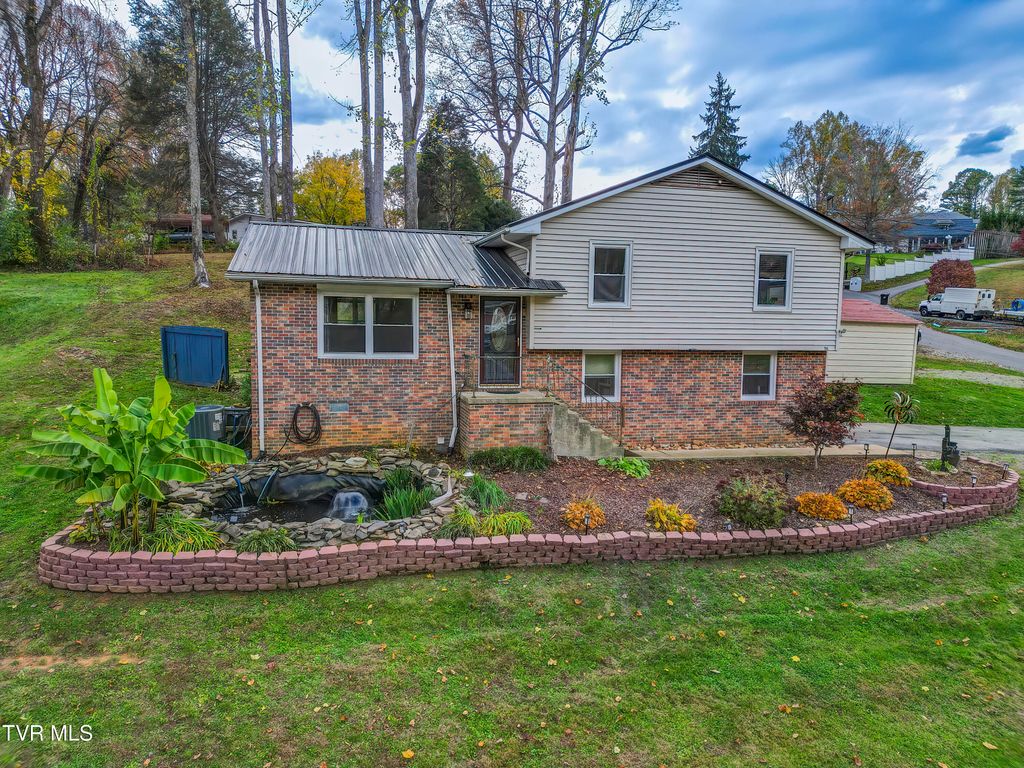 Photo of 304 Deerfield Drive, Bristol, TN 37620 (MLS # 9987845)