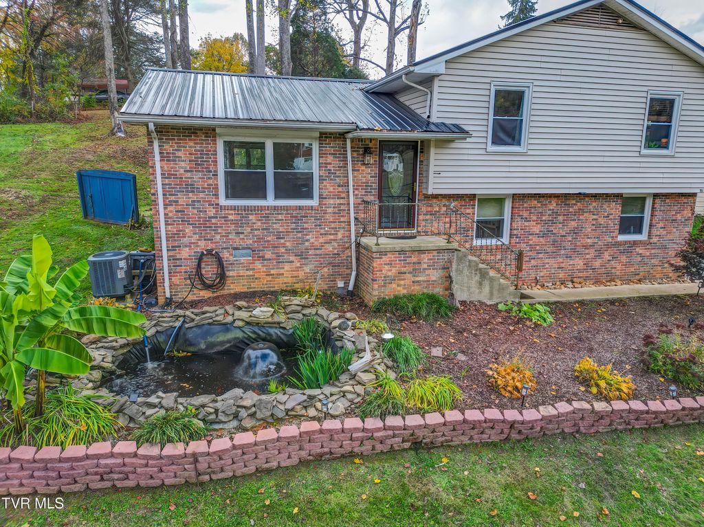 Photo of 304 Deerfield Drive, Bristol, TN 37620 (MLS # 9987845)