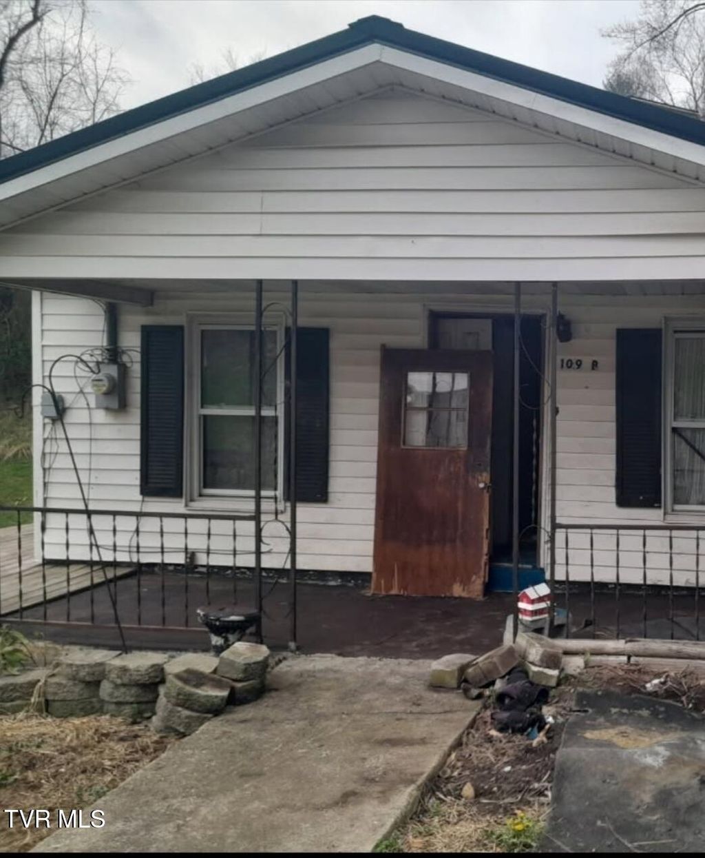 Photo of 109 Chestnut Avenue, Coeburn, VA 24230 (MLS # 9978889)