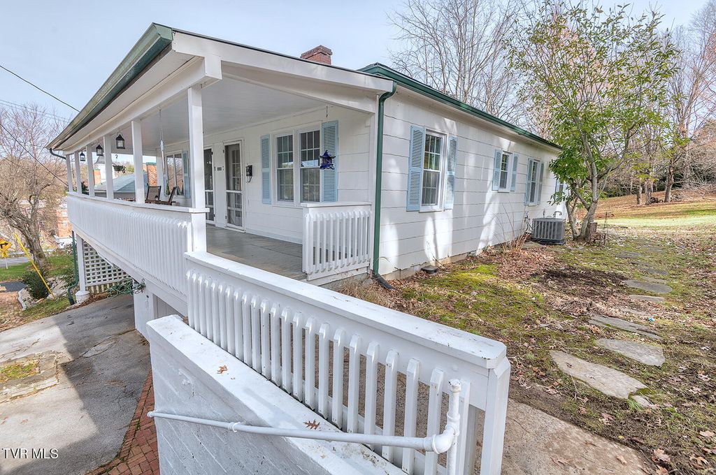 Photo of 203 Cherokee Street, Jonesborough, TN 37659 (MLS # 9988295)